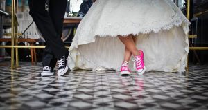 Pieds mariée avec baskets roses