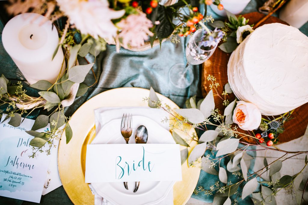 Un décoration fleurie pour une jolie table de mariage