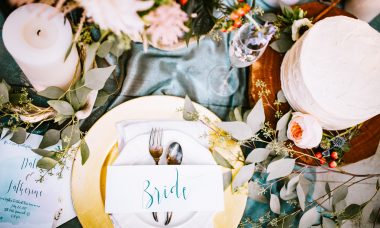 Un décoration fleurie pour une jolie table de mariage