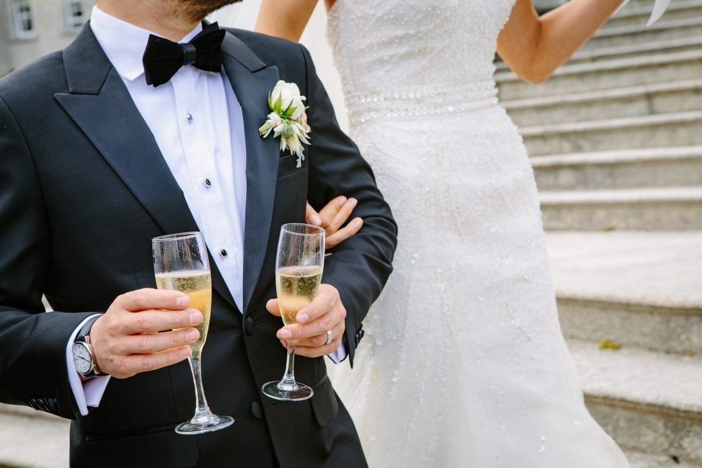 Couple de mariés tenant deux coupes de champagne