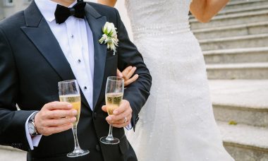 Couple de mariés tenant deux coupes de champagne
