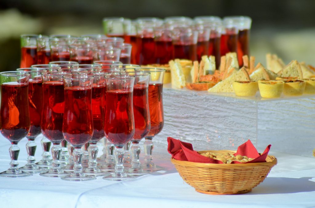 table de vin d'honneur sur laquelle des petits-fours et des cockails sont placés