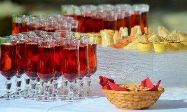 table de vin d'honneur sur laquelle des petits-fours et des cockails sont placés